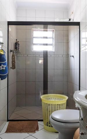 Casa à venda com 216m², 2 quartos e 4 vagasBanheiro da suíte 2