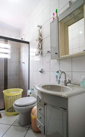 Casa à venda com 216m², 2 quartos e 4 vagasBanheiro da suíte 2