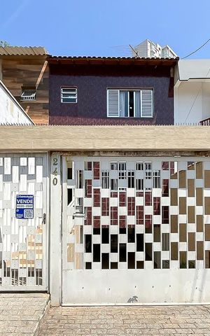 Casa à venda com 216m², 2 quartos e 4 vagasFachada + plaquinha