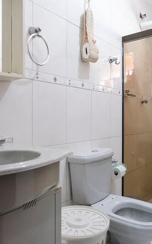 Casa à venda com 216m², 2 quartos e 4 vagasBanheiro da suíte 1