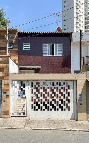 Casa à venda com 216m², 2 quartos e 4 vagasFachada + plaquinha
