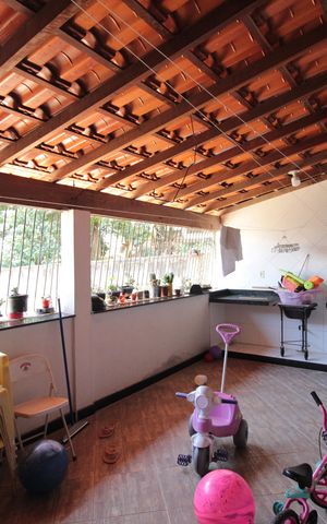 Casa à venda com 270m², 3 quartos e 6 vagasÁrea de Serviço