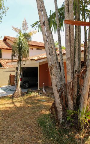 Casa de condomínio à venda com 1036m², 4 quartos e 3 vagas Casa de condomínio à venda com 1036m², 4 quartos e 3 vagasQuintal