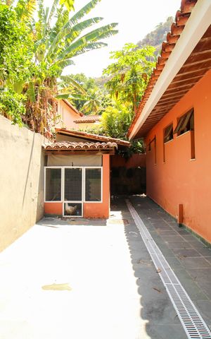Casa de condomínio à venda com 1036m², 4 quartos e 3 vagas Casa de condomínio à venda com 1036m², 4 quartos e 3 vagasCanil