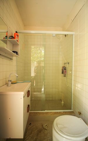 Casa de condomínio à venda com 1036m², 4 quartos e 3 vagas Casa de condomínio à venda com 1036m², 4 quartos e 3 vagasBanheiro de serviço