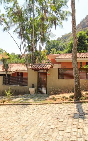 Casa de condomínio à venda com 1036m², 4 quartos e 3 vagas Casa de condomínio à venda com 1036m², 4 quartos e 3 vagasFachada