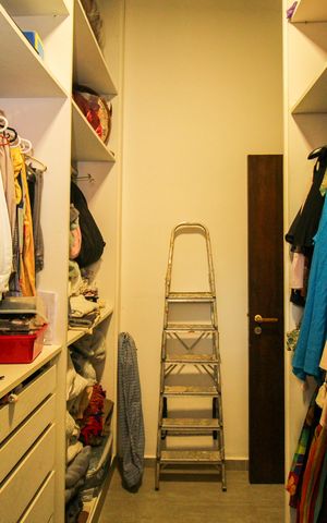 Casa de condomínio à venda com 1036m², 4 quartos e 3 vagas Casa de condomínio à venda com 1036m², 4 quartos e 3 vagasCloset da suíte 1