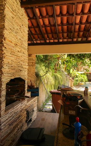 Casa de condomínio à venda com 1036m², 4 quartos e 3 vagas Casa de condomínio à venda com 1036m², 4 quartos e 3 vagasÁrea da churrasqueira