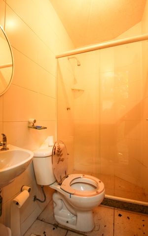 Casa de condomínio à venda com 1036m², 4 quartos e 3 vagas Casa de condomínio à venda com 1036m², 4 quartos e 3 vagasBanheiro - Área externa