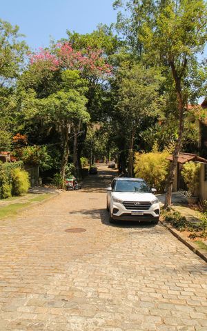 Casa de condomínio à venda com 1036m², 4 quartos e 3 vagas Casa de condomínio à venda com 1036m², 4 quartos e 3 vagasVista da Rua