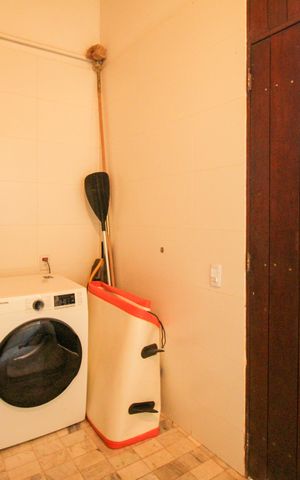 Casa de condomínio à venda com 1036m², 4 quartos e 3 vagas Casa de condomínio à venda com 1036m², 4 quartos e 3 vagasÁrea de Serviço