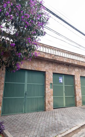 Casa à venda com 210m², 2 quartos e 3 vagas Casa à venda com 210m², 2 quartos e 3 vagasFachada
