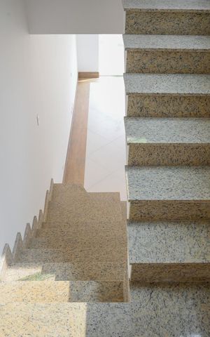 Casa à venda com 220m², 3 quartos e 4 vagas Casa à venda com 220m², 3 quartos e 4 vagasEscada