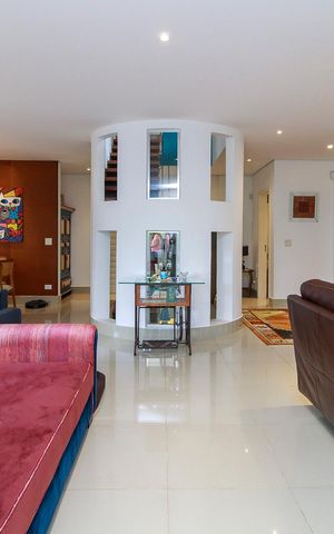 Casa de condomínio à venda com 447m², 4 quartos e 5 vagas Casa de condomínio à venda com 447m², 4 quartos e 5 vagasSala