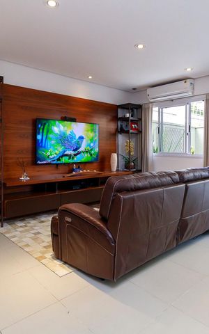 Casa de condomínio à venda com 447m², 4 quartos e 5 vagas Casa de condomínio à venda com 447m², 4 quartos e 5 vagasSala