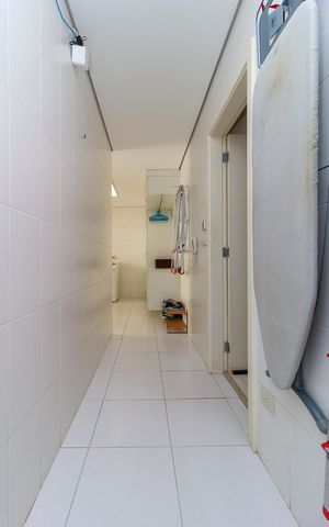 Casa de condomínio à venda com 447m², 4 quartos e 5 vagas Casa de condomínio à venda com 447m², 4 quartos e 5 vagasÁrea de Serviço