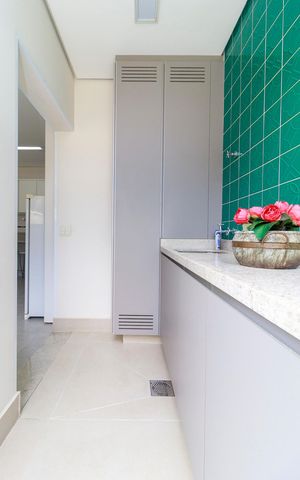 Casa de condomínio à venda com 447m², 4 quartos e 5 vagas Casa de condomínio à venda com 447m², 4 quartos e 5 vagasApoio - Área de Serviço