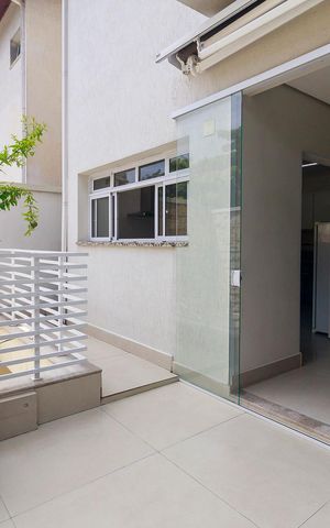 Casa de condomínio à venda com 447m², 4 quartos e 5 vagas Casa de condomínio à venda com 447m², 4 quartos e 5 vagasÁrea Externa
