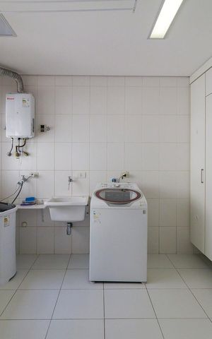 Casa de condomínio à venda com 447m², 4 quartos e 5 vagas Casa de condomínio à venda com 447m², 4 quartos e 5 vagasÁrea de Serviço