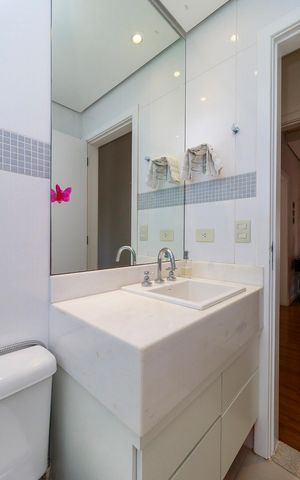 Casa de condomínio à venda com 447m², 4 quartos e 5 vagas Casa de condomínio à venda com 447m², 4 quartos e 5 vagasSuíte 2 - Banheiro