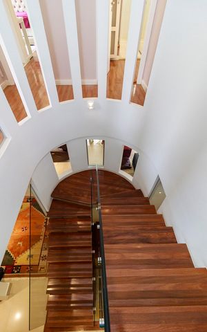 Casa de condomínio à venda com 447m², 4 quartos e 5 vagas Casa de condomínio à venda com 447m², 4 quartos e 5 vagasEscada