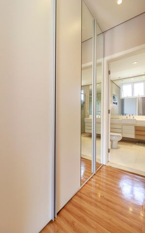 Casa de condomínio à venda com 447m², 4 quartos e 5 vagas Casa de condomínio à venda com 447m², 4 quartos e 5 vagasSuíte Principal - Closet