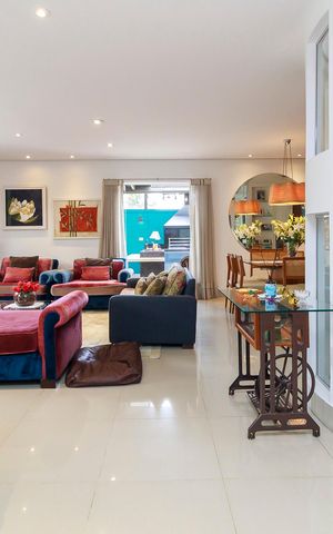 Casa de condomínio à venda com 447m², 4 quartos e 5 vagas Casa de condomínio à venda com 447m², 4 quartos e 5 vagasSala