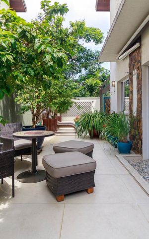 Casa de condomínio à venda com 447m², 4 quartos e 5 vagas Casa de condomínio à venda com 447m², 4 quartos e 5 vagasQuintal