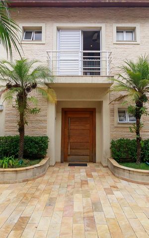 Casa de condomínio à venda com 447m², 4 quartos e 5 vagas Casa de condomínio à venda com 447m², 4 quartos e 5 vagasFachada