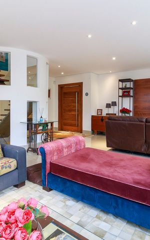 Casa de condomínio à venda com 447m², 4 quartos e 5 vagas Casa de condomínio à venda com 447m², 4 quartos e 5 vagasSala