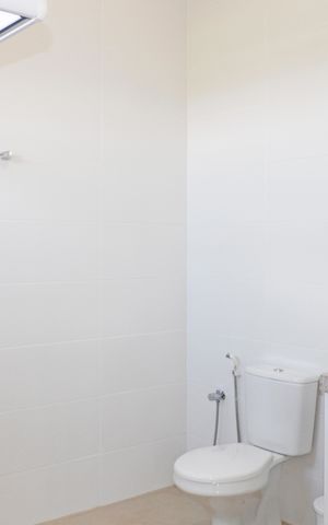 Casa de condomínio para alugar com 469m², 4 quartos e 8 vagasBanheiro