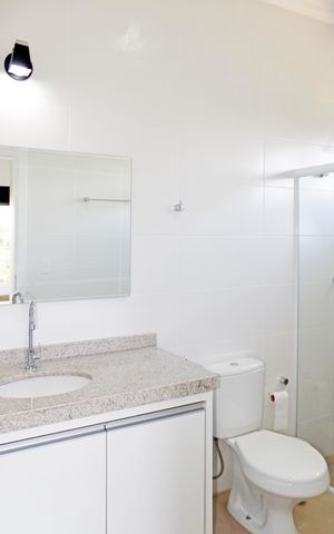 Casa de condomínio para alugar com 469m², 4 quartos e 8 vagasBanheiro