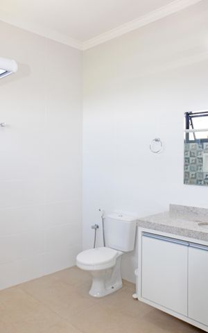 Casa de condomínio para alugar com 469m², 4 quartos e 8 vagasBanheiro