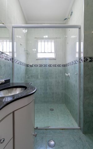 Casa à venda com 190m², 3 quartos e 2 vagas Casa à venda com 190m², 3 quartos e 2 vagasBanheiro