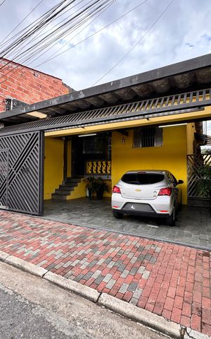 Casa à venda com 124m², 2 quartos e 3 vagas Casa à venda com 124m², 2 quartos e 3 vagasFachada + plaquinha
