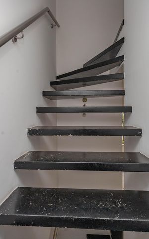 Casa de condomínio à venda com 215m², 3 quartos e 2 vagas Casa de condomínio à venda com 215m², 3 quartos e 2 vagasEscada