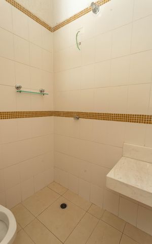 Casa de condomínio à venda com 215m², 3 quartos e 2 vagas Casa de condomínio à venda com 215m², 3 quartos e 2 vagasBanheiro social