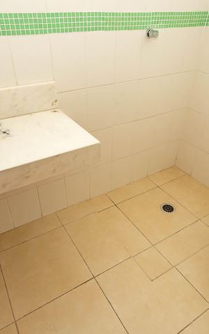 Casa de condomínio à venda com 215m², 3 quartos e 2 vagas Casa de condomínio à venda com 215m², 3 quartos e 2 vagasBanheiro da suíte