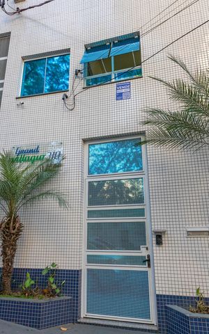 Casa de condomínio à venda com 215m², 3 quartos e 2 vagas Casa de condomínio à venda com 215m², 3 quartos e 2 vagasFachada + placa