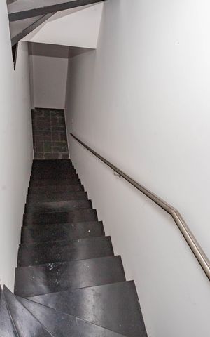Casa de condomínio à venda com 215m², 3 quartos e 2 vagas Casa de condomínio à venda com 215m², 3 quartos e 2 vagasEscada para garagem