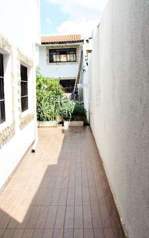 Casa à venda com 550m², 4 quartos e 4 vagasCorredor acesso a area dos fundos