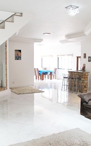 Casa à venda com 550m², 4 quartos e 4 vagasSala e Sala de Jantar
