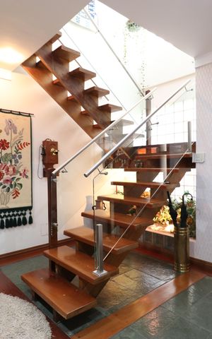 Casa à venda com 342m², 4 quartos e 3 vagasEscada