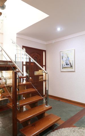Casa à venda com 342m², 4 quartos e 3 vagasEscada