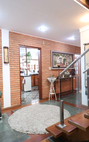 Casa à venda com 342m², 4 quartos e 3 vagasEscada