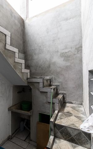 Casa para alugar com 100m², 1 quarto e sem vaga Casa para alugar com 100m², 1 quarto e sem vagaEscada