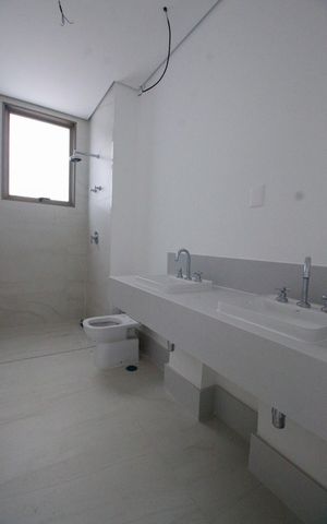 Apartamento à venda com 189m², 3 quartos e 3 vagasBanheiro da Suíte 1