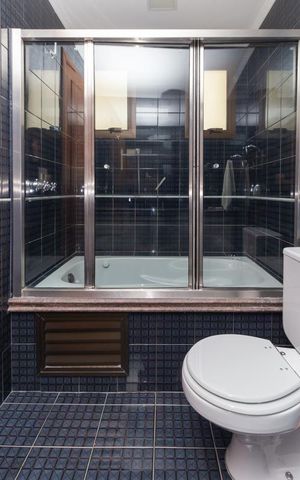 Apartamento à venda com 225m², 4 quartos e 3 vagas Apartamento à venda com 225m², 4 quartos e 3 vagasBanheiro da Suíte 2