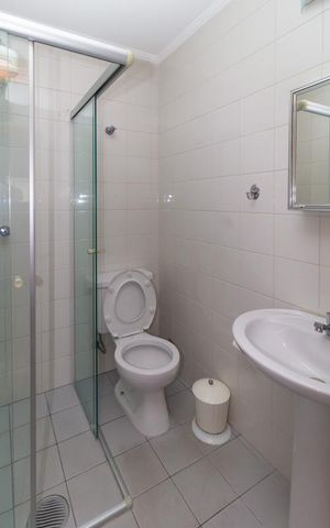 Apartamento à venda com 225m², 4 quartos e 3 vagas Apartamento à venda com 225m², 4 quartos e 3 vagasBanheiro de Serviço