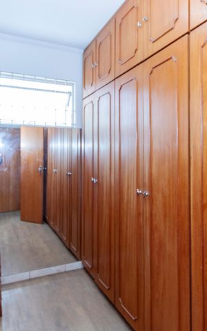Casa à venda com 252m², 4 quartos e 2 vagas Casa à venda com 252m², 4 quartos e 2 vagasCloset da Suíte